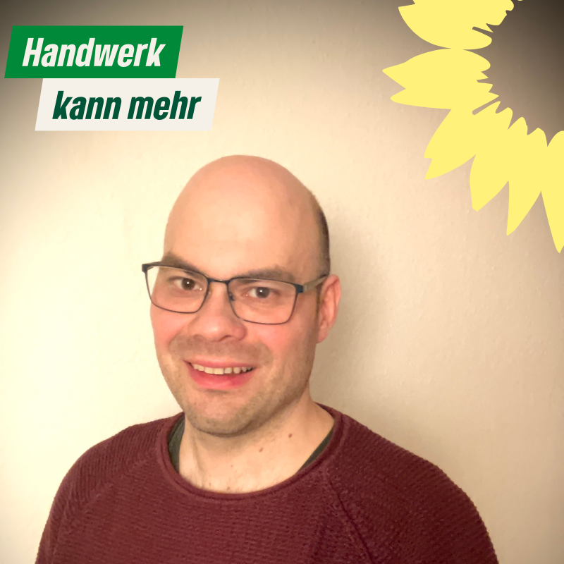 Thomas Hildner mit Sonnenblume und Claim Handwerk Kann Mehr