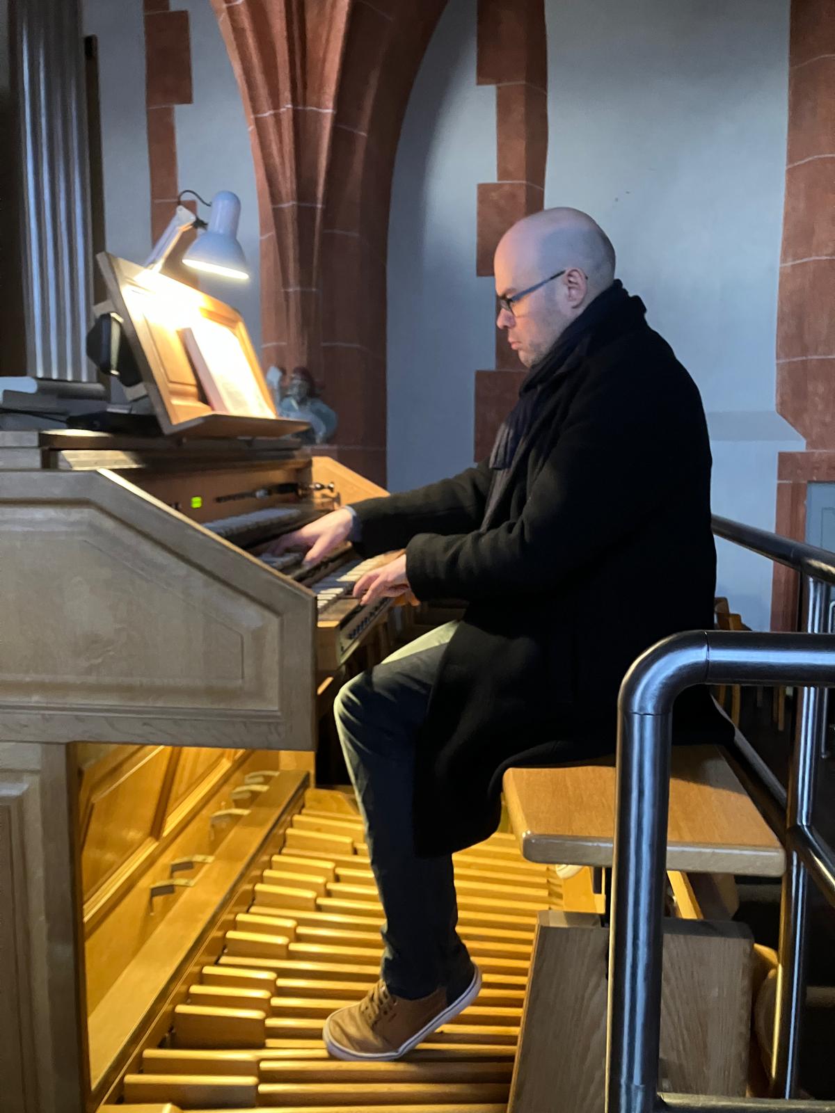 Thomas an der Orgel